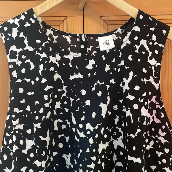 CAbi Dixon sleeveless blouse, size Large, black/white abstract floral,style 5353 - Picture 2 of 12